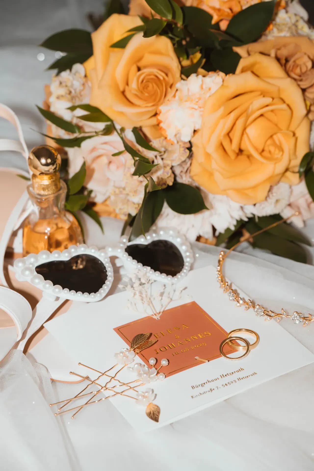 Hochzeitsdetails – Flatlay Einladung Blumen